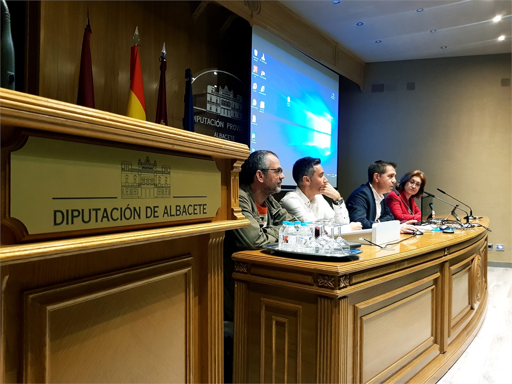 Santiago Cabañero informa a alcaldes y alcaldesas sobre la implantación en la provincia de P.I.D y del Sistema de Telepresencia de Diputación